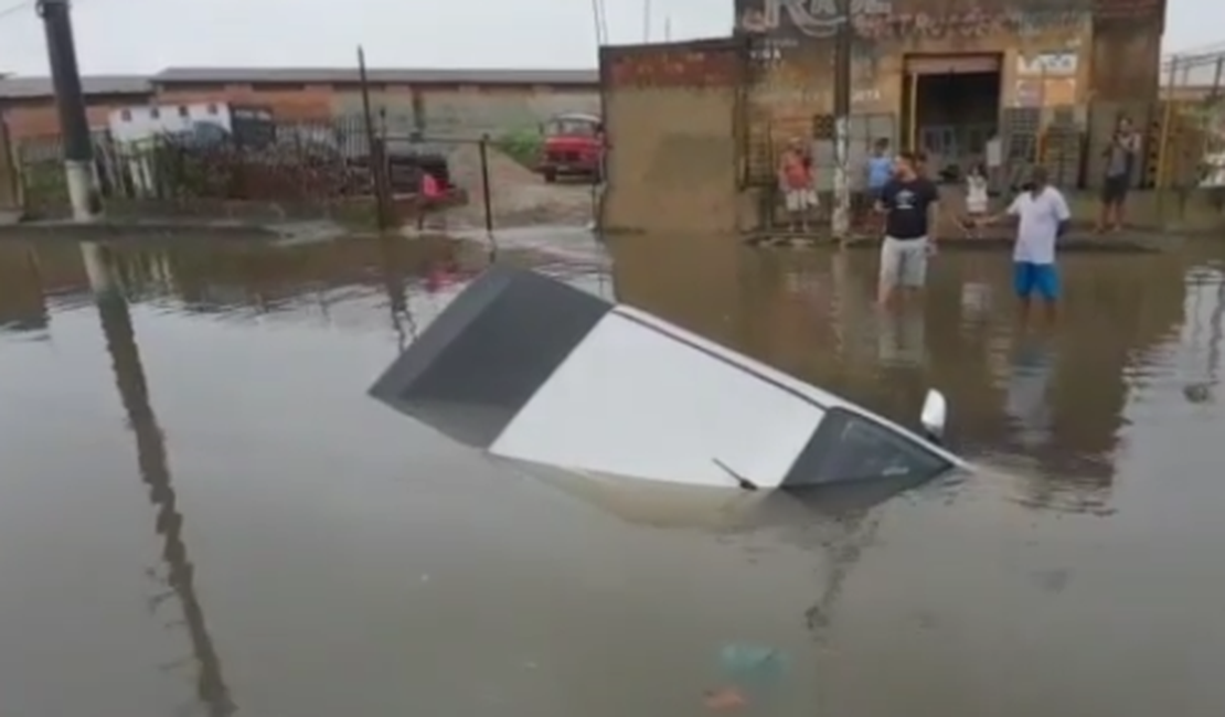 [Vídeo] Carro cai em valeta e fica submerso no Mercado da Produção