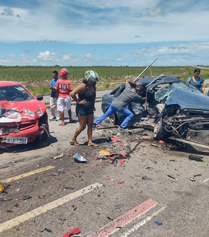 Colisão frontal entre dois veículos deixa cinco vítimas na parte alta de Maceió