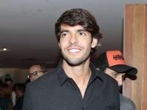 Kaká é flagrado com suposta namorada