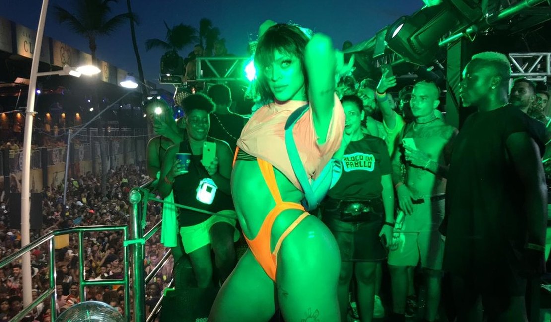 Pabllo Vittar arrasta multidões e é o maior nome do Carnaval brasileiro