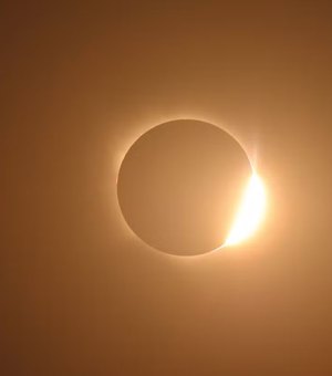 Fotógrafo brasileiro registra eclipse total na Espanha e flagra coroa solar