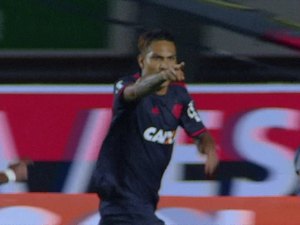 Flamengo vence América MG por 2 a 1 e cola nos lideres