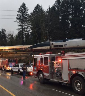Trem descarrila em viaduto dos EUA; há mortos e feridos