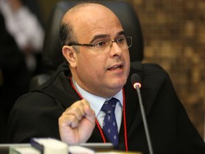 TJ mantém prefeito afastado por  improbidade