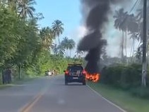 Buggy pega fogo na AL-101 Norte em trecho de acesso à Praia do Patacho