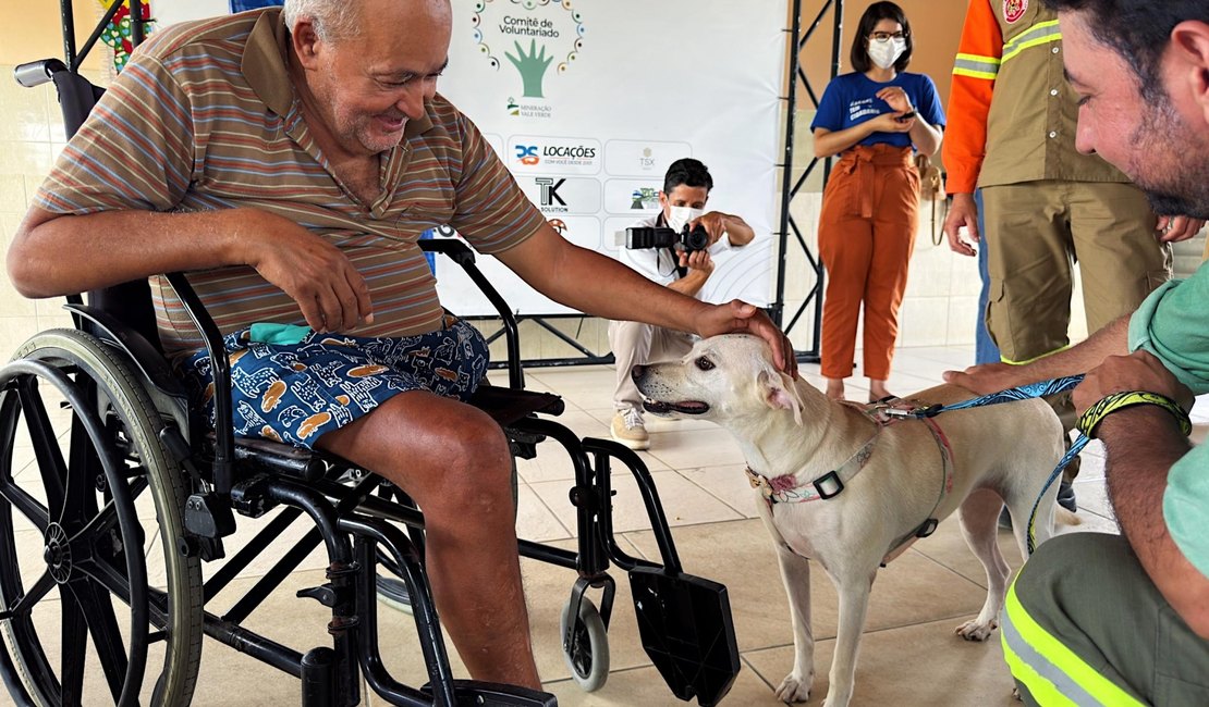 Idosos da Casa dos Velhinhos ganham dia especial em companhia de cães resgatados em Arapiraca