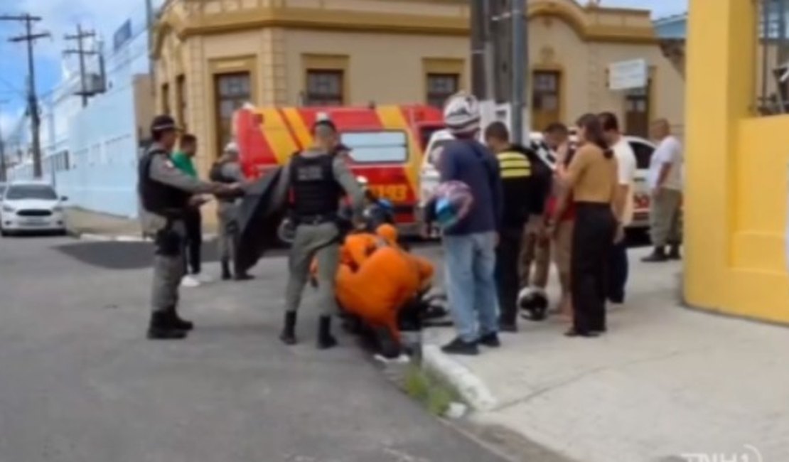 Batida entre viatura da PM e moto por app deixa ferido no bairro do Farol