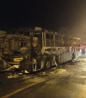 Ônibus é consumido pelo fogo no Eustáquio Gomes na noite de Natal