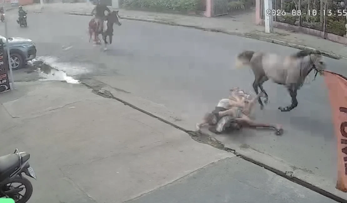 Casal cai de cavalo durante trajeto em alta velocidade em Arapiraca