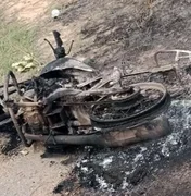Motocicleta fica completamente destruída após incêndio em Porto de Pedras