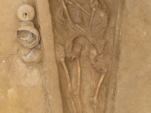 Pesquisadores encontram na China esqueletos abraçados há 1.500 anos