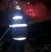 Bombeiros combatem incêndio iniciado por panela esquecida no fogo