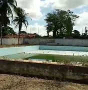 Moradores denunciam água parada em piscinas abandonadas na antiga sede do ASA 