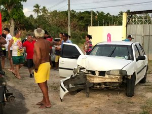 Colisão entre carro e ônibus deixa mulher ferida em Marechal Deodoro
