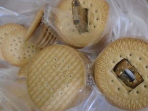 Mãe tenta enviar celular 'camuflado' em bolacha ao filho preso