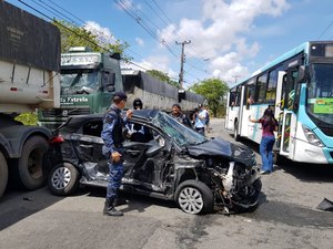Apresentador de TV fica preso a ferragens de carro após acidente em avenida de Fortaleza
