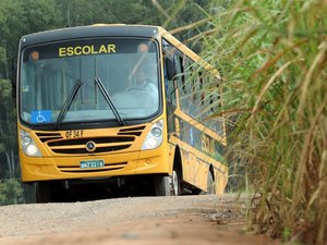 Motorista de ônibus escolar sofre atentado durante tentativa de assalto