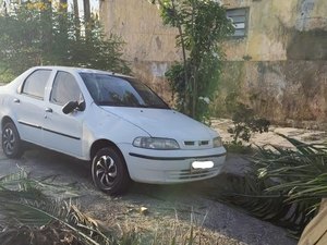 Árvore cai, atinge veículo estacionado e bloqueia rua no bairro do Prado