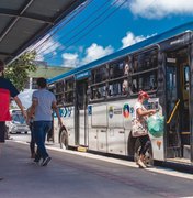 Homem passa a mão nas partes íntimas de mulher em ônibus e é preso em Maceió