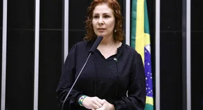 Carla Zambelli é presa na Itália após ser incluída em lista da Interpol
