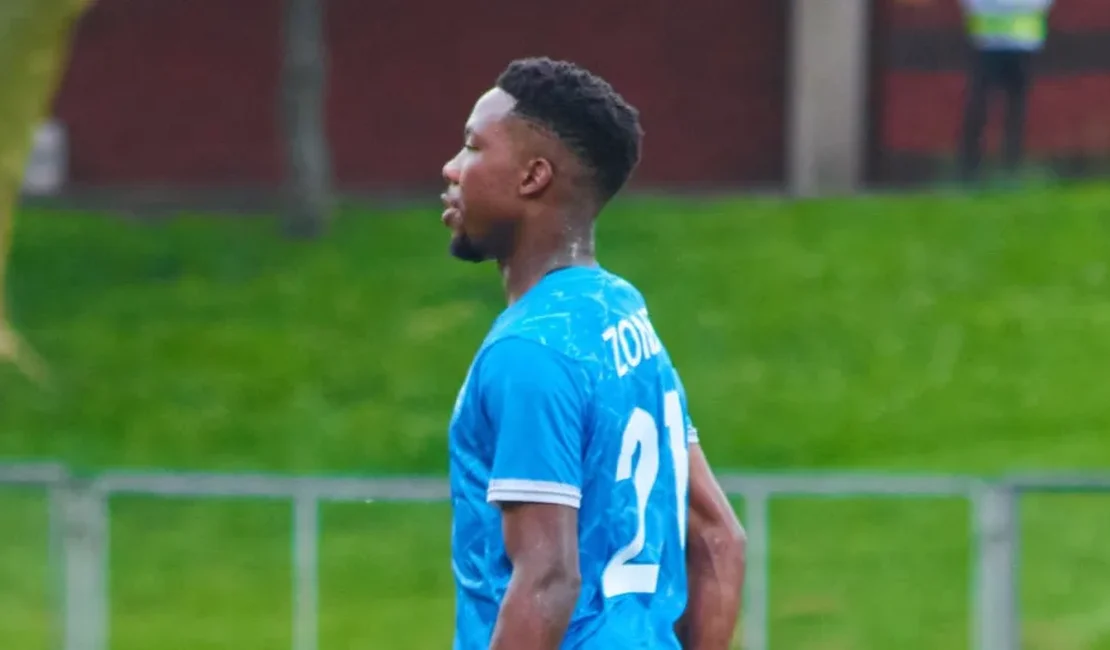Jogador de 22 anos morre ao fazer exercícios de aquecimento antes de jogo