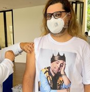 Marcus Majella recebe vacina da Covid-19 e faz homenagem a Paulo Gustavo