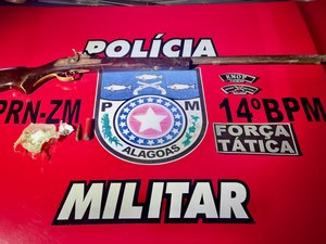 Polícia apreende espingarda e drogas de suspeito em Joaquim Gomes