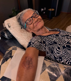 Idosa viraliza ao fazer tatuagem com 94 anos
