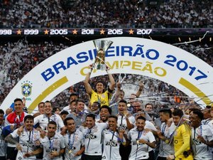 Brasileirão: Corinthians com a taça, Ponte rebaixada, dedada e falhas de Muralha 