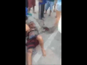 [Vídeo] Motociclista sofre acidente e é arrastado por caminhão em Maceió 