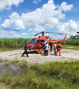 Grupamento Aéreo dos bombeiros resgata homem que caiu em barreira na área de mata em Piranhas