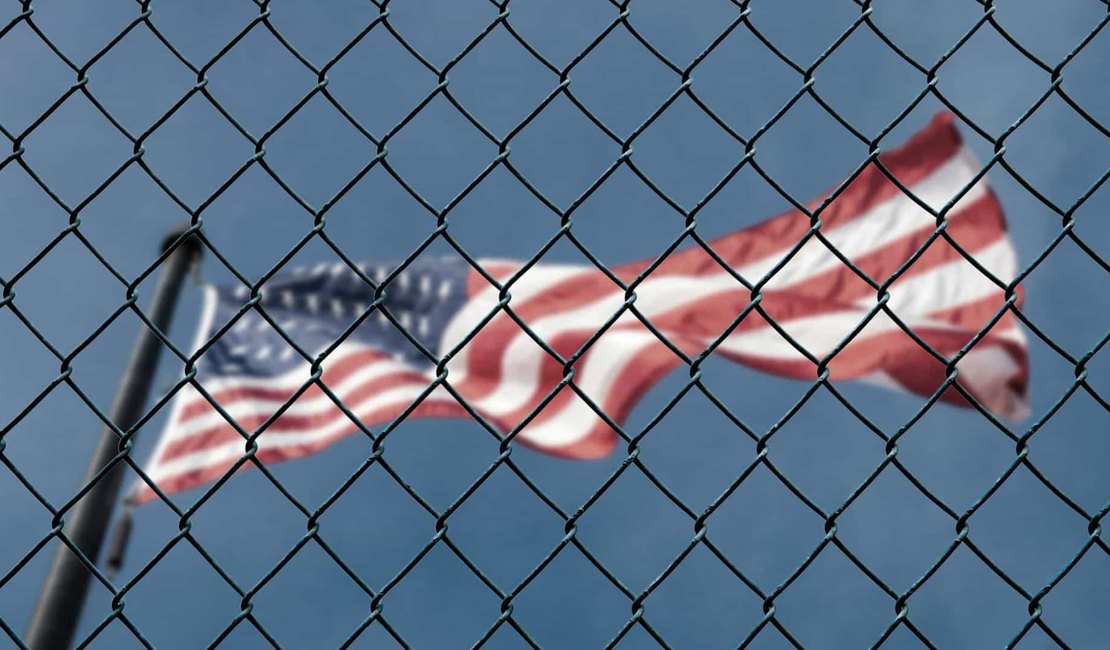 Brasileiros relatam 'inferno' de pegar Covid-19 nas prisões de imigrantes dos EUA