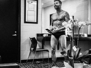 Ricky Martin aparece só de cueca nos bastidores do Grammy