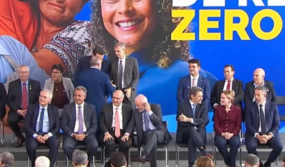 Lula junta Arthur Lira e Renan Calheiros no mesmo palanque em sanção do Imposto de Renda