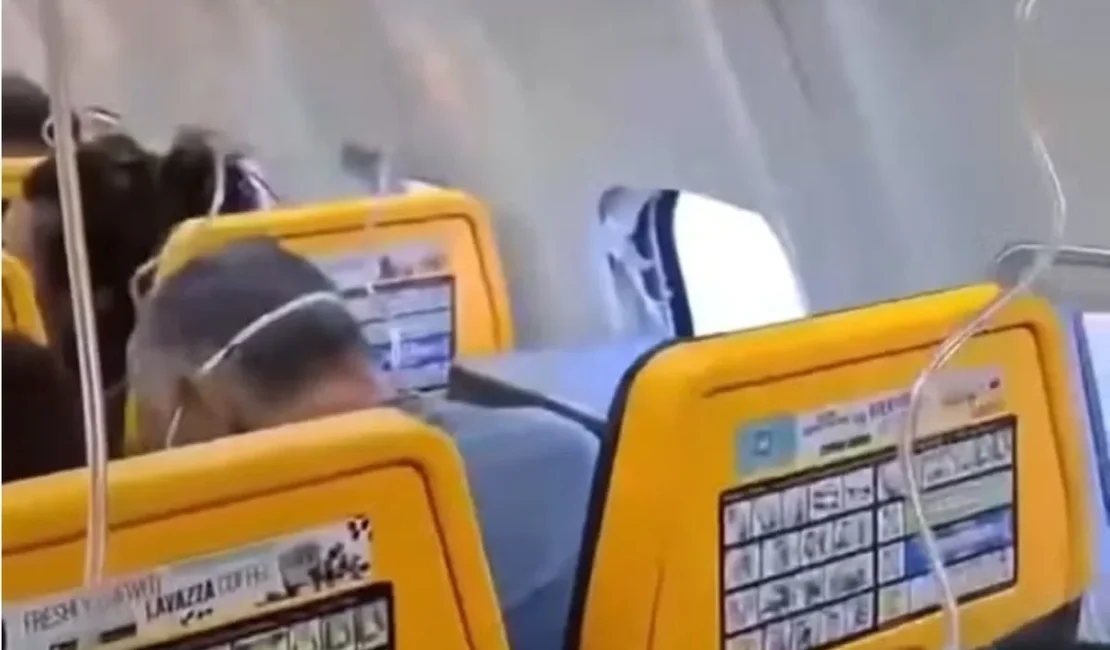 Cinto evitou que homem fosse sugado para fora de avião após janela quebrar