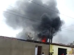 Incêndio atinge residência onde funcionava churrasquinho no conjunto Jota Duarte em Palmeira