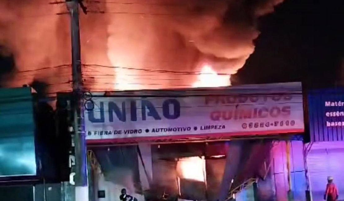 [Vídeo] Incêndio destrói loja de produtos químicos no Tabuleiro; prejuízo de R$ 1,4 milhão