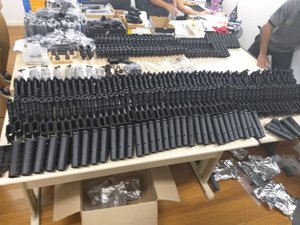 Polícia encontra 117 fuzis M-16 incompletos na casa de amigo do suspeito de atirar em Marielle e Anderson