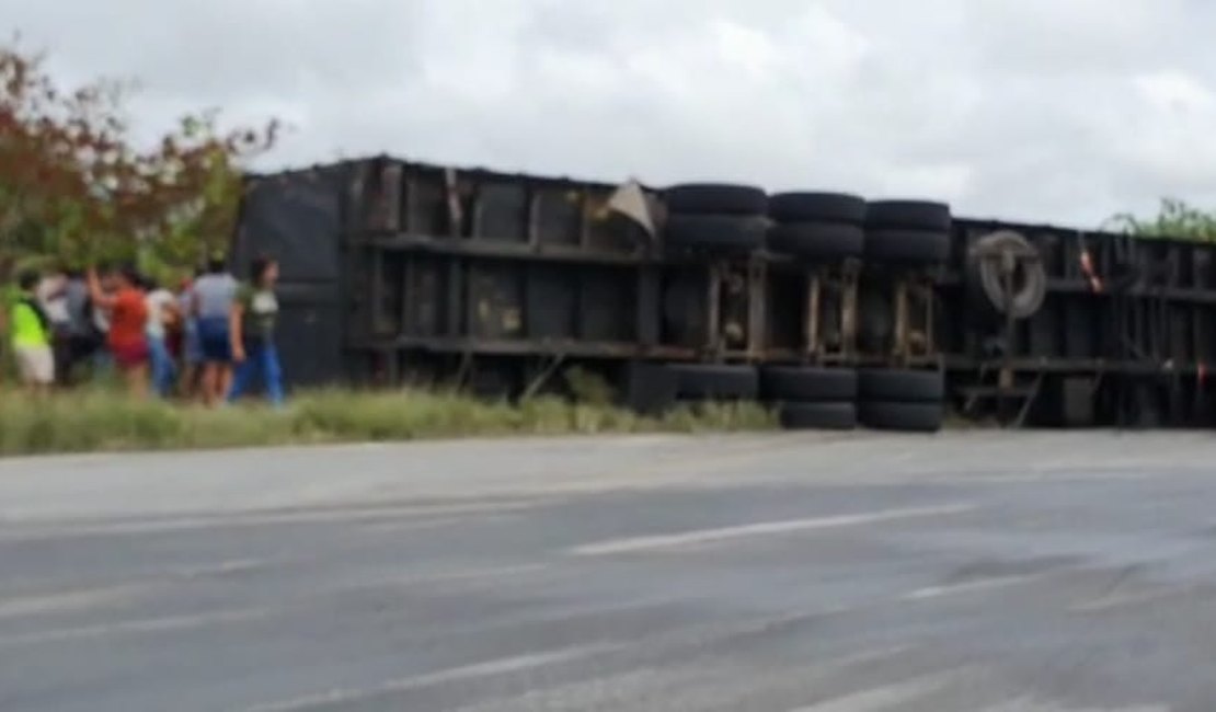 [VÍDEO] Caminhão de sucos tomba e carga é saqueada por populares, em Junqueiro