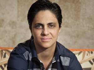 Thammy mostra capa de biografia com texto de Gloria Perez na orelha