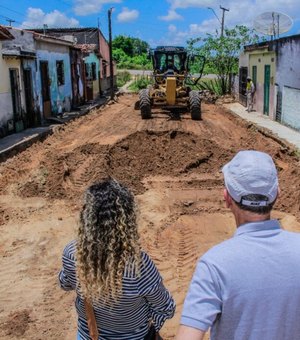 Bairros da periferia de Penedo ganham investimento em drenagem e pavimentação de ruas