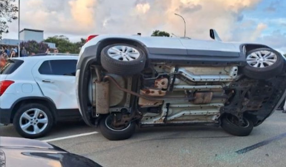 Acidente entre dois carros provoca tombamento em cemitério de Maceió