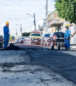 Após chuvas, Prefeitura retoma serviços de recomposição do asfalto em Arapiraca 
