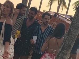 Soltinho, José Loreto curte fim de ano na Bahia e paquera muito
