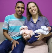 Mãe de gêmeos salva a vida de bebês doando excesso de leite