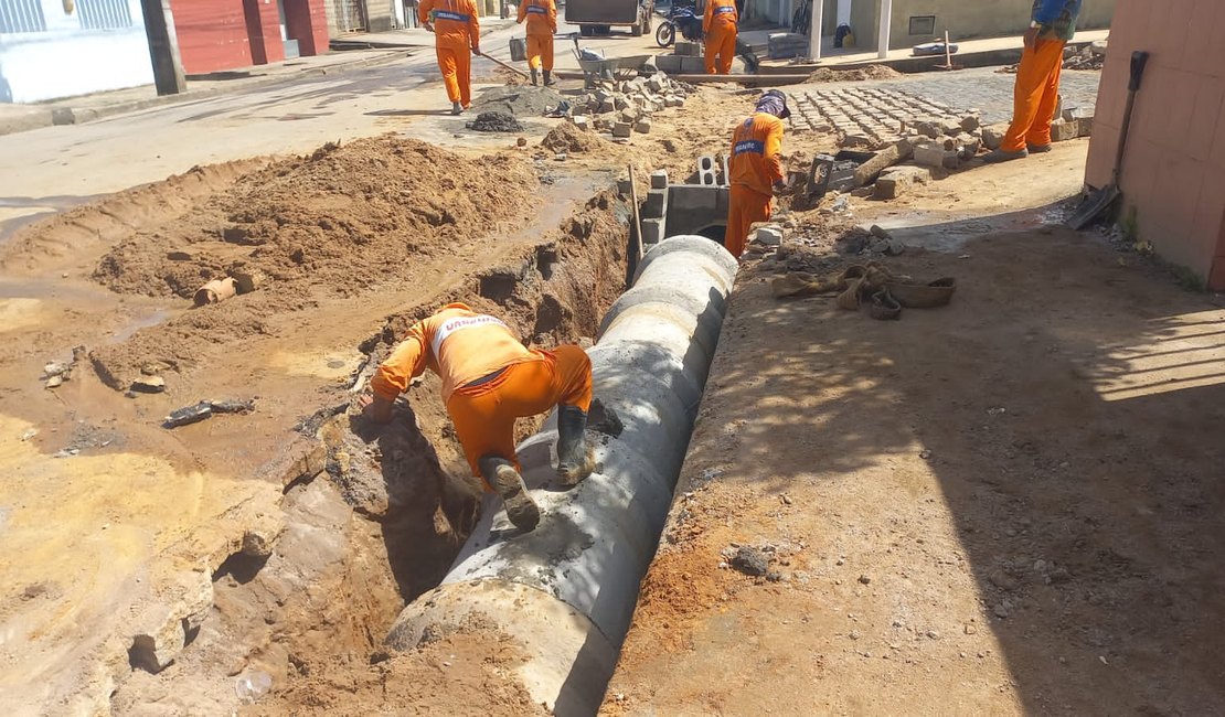Prefeitura intensifica obras de drenagem em ruas que sofrem com alagamentos em Palmeira dos Índios