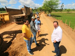 Prefeito Luciano visita obras de pavimentação da estrada Canafístula ao Cangandu