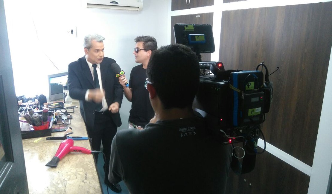 Repórter Vesgo do Programa Pânico entrevista Sikeira Júnior em Maceió