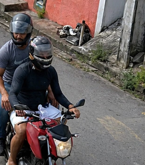 [Vídeo] Dupla em moto é flagrada roubando celulares de alunos no Feitosa, em Maceió