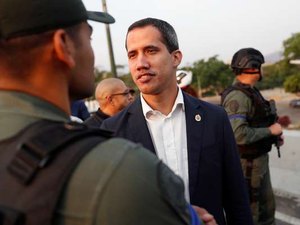 Guaidó anuncia ter apoio de militares para derrubar Maduro